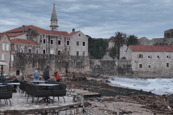 Budva: Uz obalu rasuti plastika i različite vrste smeća Budva: Uz obalu rasuti plastika i različite vrste smeća