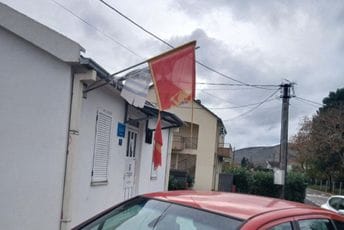 Ružna slika neprimjerenog odnosa prema državnim simbolima: Pocijepana crnogorska zastava na objektu MZ Lješkopolje