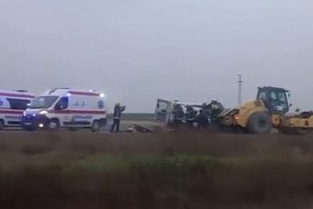 Teška nesreća u Srbiji: Četiri osobe poginule u sudaru kombija i valjka za asfalt Teška nesreća u Srbiji: Četiri osobe poginule u sudaru kombija i valjka za asfalt