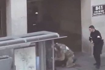 (VIDEO) Snimak hapšenja napadača iz Vašingtona: Pružao je žestok otpor