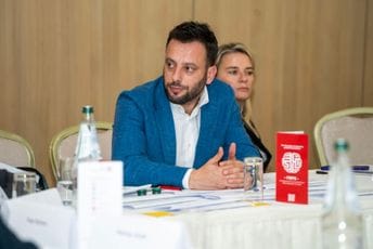 Lisičić: Komnenović da podnese ostavku, Tivtu ne treba mađioničar koji bježi sa sjednica i krije presude