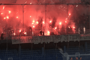 Kraći prekid: 'Varvari' rođendan slavili arsenalom pirotehnike, golman Bokelja ležao na terenu... Kraći prekid: 'Varvari' rođendan slavili arsenalom pirotehnike, golman Bokelja ležao na terenu...