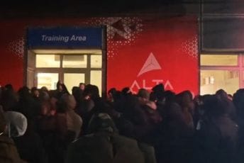 Haos u Beogradu: Navijači Partizana ne mire se sa odlaskom Obradovića, vrijeđali Vučića, prijete prekidom meča protiv Bajerna