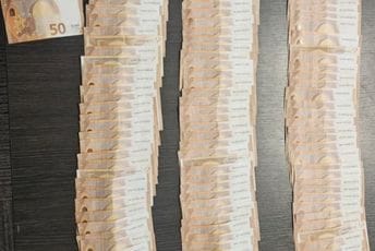 Policija uhapsila dva strana državljanina u Podgorici: Osumnjičeni za 14 krivičnih djela, pronađeno 8.000 eura i falsifikovana dokumenta