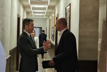 (FOTO/VIDEO) Kratka rasprava u holu Skupštine: Knežević i Mujović razgovarali o Botunu