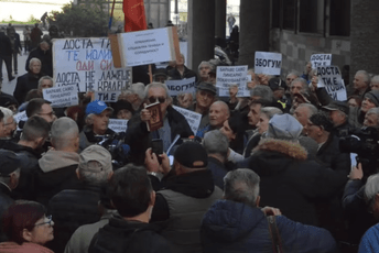 Protest penzionera u Skoplju: Nećemo imati za hljeb