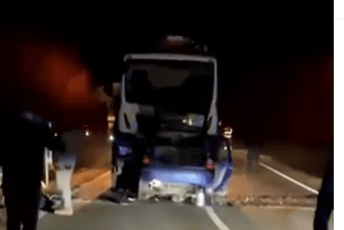 (VIDEO) Teška nesreća u Srbiji: Automobil se zabio u kamion, najmanje jedna osoba poginula