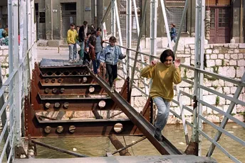 Italijanski novinar o "Sarajevo safariju": Djeca su bila najtraženiji "trofej", starce moguće bilo ubiti besplatno Most na Skenderiji u aprilu 1993.