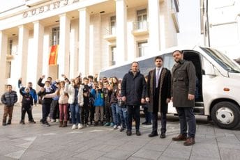 Svečana donacija kombi vozila za djecu iz Gusinja: Humanost koja inspiriše Crnu Goru Svečana donacija kombi vozila za djecu iz Gusinja: Humanost koja inspiriše Crnu Goru