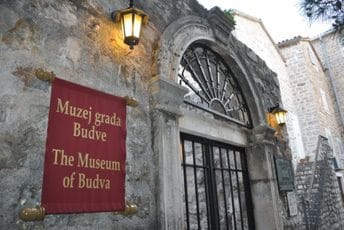 Lucija Đurašković zaključala kancelariju, Ćupić u hodniku čeka policiju Lucija Đurašković zaključala kancelariju, Ćupić u hodniku čeka policiju