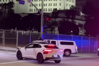 Robotaksi prošao kroz mjesto zločina dok je policija na nišanu držala osumnjičenog Robotaksi prošao kroz mjesto zločina dok je policija na nišanu držala osumnjičenog