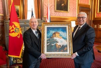 Mandić poklonio sliku kapele na Lovćenu Hojlu: "Stare evropske zemlje svoju budućnost grade na hrišćanskom moralu"