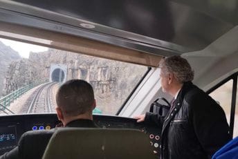 (FOTO) Diplomate vozom kroz kanjon Morače: "Put" koji spaja Evropu i Crnu Goru (FOTO) Diplomate vozom kroz kanjon Morače: "Put" koji spaja Evropu i Crnu Goru