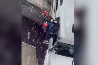 (VIDEO) Vozač kamiona sate proveo u kabini koja je visila sa mosta