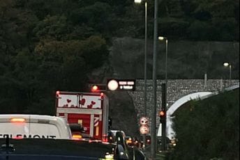 Zatvoren tunel Sozina: Kamion proklizao i udario u zid