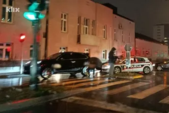 Policajac u Sarajevu Poršeom udario ženu na pješačkom prelazu, zadobila teške povrede
