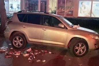 "Da li idemo u Evropu sa ovakvom kulturom“: U centru Podgorice sa zgrade bačena kesa sa smećem