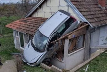 Tek je položio: Autom sletio na krov kuće (VIDEO)