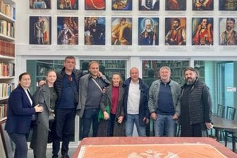 Ujedinjena crnogorska dijaspora SAD-a: Crkva Srbije se u Americi poklonila crnogorskoj zastavi