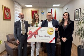 Berišaj 5.000 eura od Opštine Tuzi: Djevojke poput tebe čine ponosnim cijeli naš narod Berišaj 5.000 eura od Opštine Tuzi: Djevojke poput tebe čine ponosnim cijeli naš narod