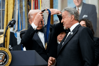 Tramp uručio priznanja za doprinos američkoj kulturi: Među nagrađenima Silvester Stalon i bend Kiss Tramp uručio priznanja za doprinos američkoj kulturi: Među nagrađenima Silvester Stalon i bend Kiss