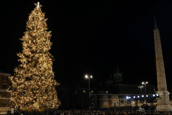 Rim je od večeras u prazničnom koloritu: Upaljeno 600.000 led sijalica, od toga ih je 100.000 na jelci