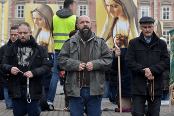 Hrvatska: Više od 46.000 građana potpisalo peticiju za zabranu 'klečavaca' na trgovima