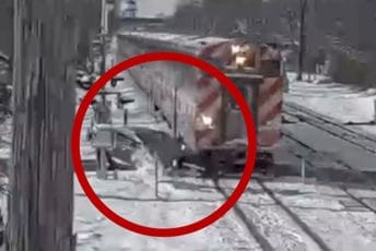 (VIDEO) SAD: Voz pri velikoj brzini udario putnički automobil