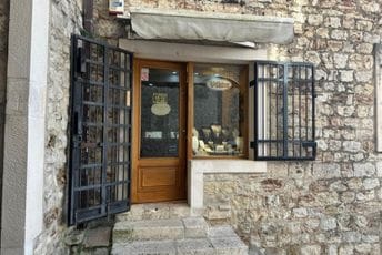 Herceg Novi: Ušao da opljačka zlataru, pobjegao nakon što je vlasnik izvadio pištolj