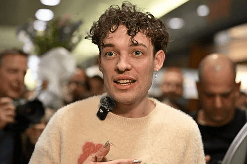 Prošlogodišnji pobjednik Eurosonga vraća nagradu zbog učešća Izraela: "Više ne pripada mojoj polici"