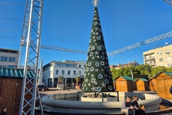 Postavljene kućice i jelka: Pogledajte kako izgleda Trg nezavisnosti u Podgorici