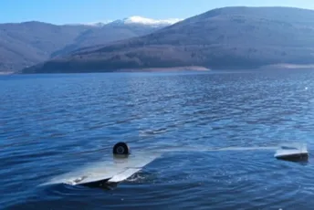 Sjeverna Makedonija: Avion završio u jezeru