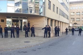 Uoči današnjeg skupa: Pojačano prisustvo policajaca ispred zgrade UP