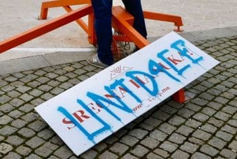 (FOTO) Podgorica: Ispisali nacističke simbole na tabli posvećenoj jevrejskom prazniku