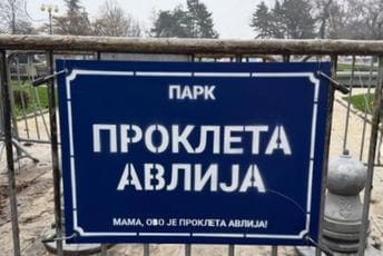 Pijanista na ogradu Ćacilenda okačio natpis “Prokleta avlija”