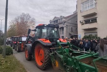Stočari parkirali traktore ispred Vlade: Uvoz hrane udvostručen, povećati budžet za poljoprivredu na pet odsto