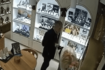 (VIDEO) Muškarac snimljen kako krade nakit iz zlatare u Sarajevu: Pogledajte kako je prevario prodavačicu