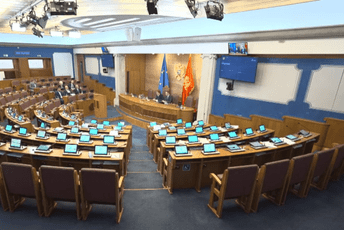 U Skupštini nije bilo nikoga; Popović: Pozdravljam kolege, gdje god da su