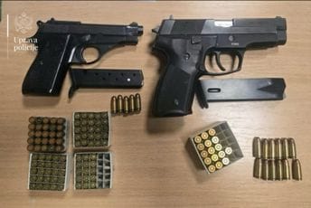 Pretresi u zapadnoj regiji: Pronađen puškomitraljez, automatska puška, pištolji, municija, marihuana i tablete, oduzeta 3 vozila