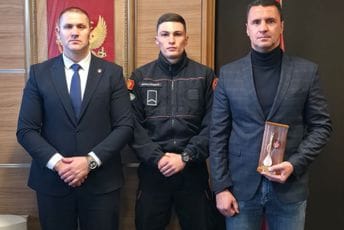 Šćepanović uručio rješenje o raspoređivanju u Posebnu jedinicu policije vicešampionu svijeta u kik-boksu Nemanji Čađenoviću