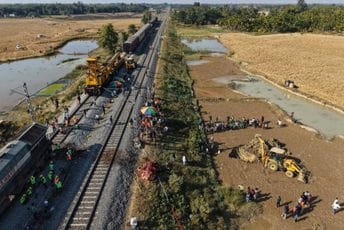 Brzi putnički voz naletio na krdo slonova u Asamu: Lokomotiva i pet vagona iskluznuli iz šina
