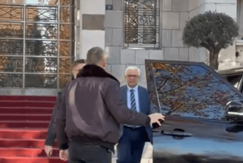 (VIDEO) Mandić nonšalantno prošao pored majke koja štrajkuje glađu; Krgović: Ne tražim ništa lično već pravdu za 7.500 majki