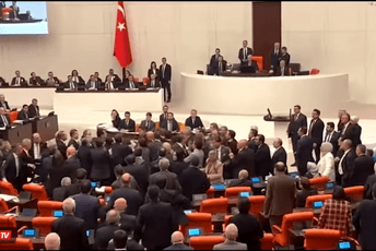 (VIDEO) Masovna tuča u turskom parlamentu tokom rasprave o budžetu