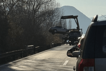 Zeta: Automobil sletio sa puta