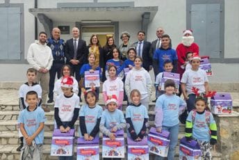 Fondacija „Sula Radov“ obradovala učenike OŠ „Boško Radulović“ u Komanima: Pokloni, knjige i podrška Danu škole