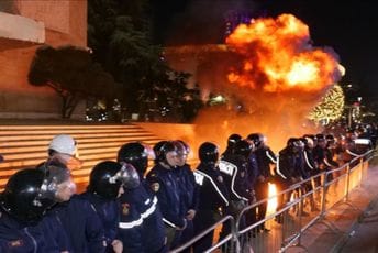 Protesti u Tirani: Okupljeni bacali Molotovljeve koktele na zgradu vlade