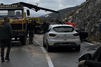 Udes na putu Cetinje-Budva: Automobil završio na krovu, jedna osoba povrijeđena