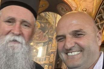 Stijović oduzeo aparat kako bi umirio masu, ne zna odakle mu memorijske kartice u džepu