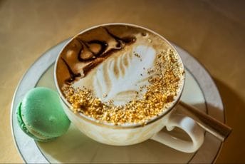 (VIDEO) U Sarajevu serviran najveći kapućino sa zlatom: Evo koliko košta tah luksuz