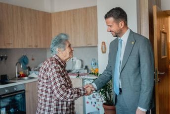 Milatović u Domu starih: Dobili na poklon kolica, ruzmarine i lavande